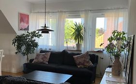 Rymlig och modern lägenhet i villa. Perfekt för familjer. Med parkering.